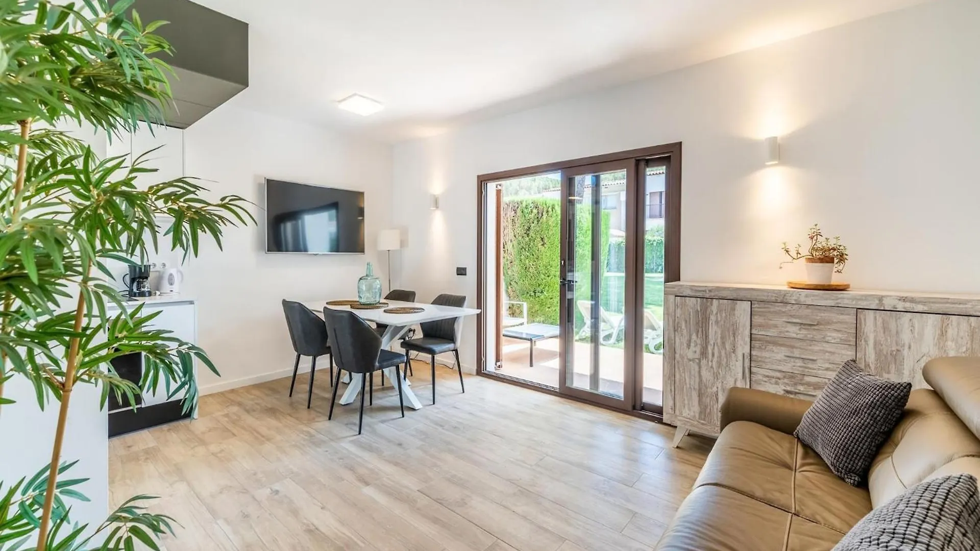 Family-Friendly Beach Villa In Prime Location L'Escala Spain