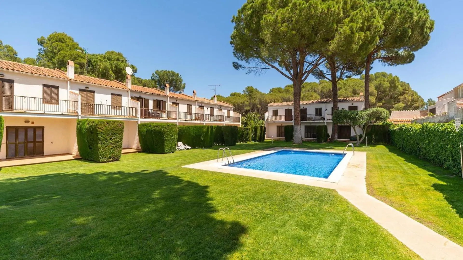 Family-Friendly Beach Villa In Prime Location L' Escala